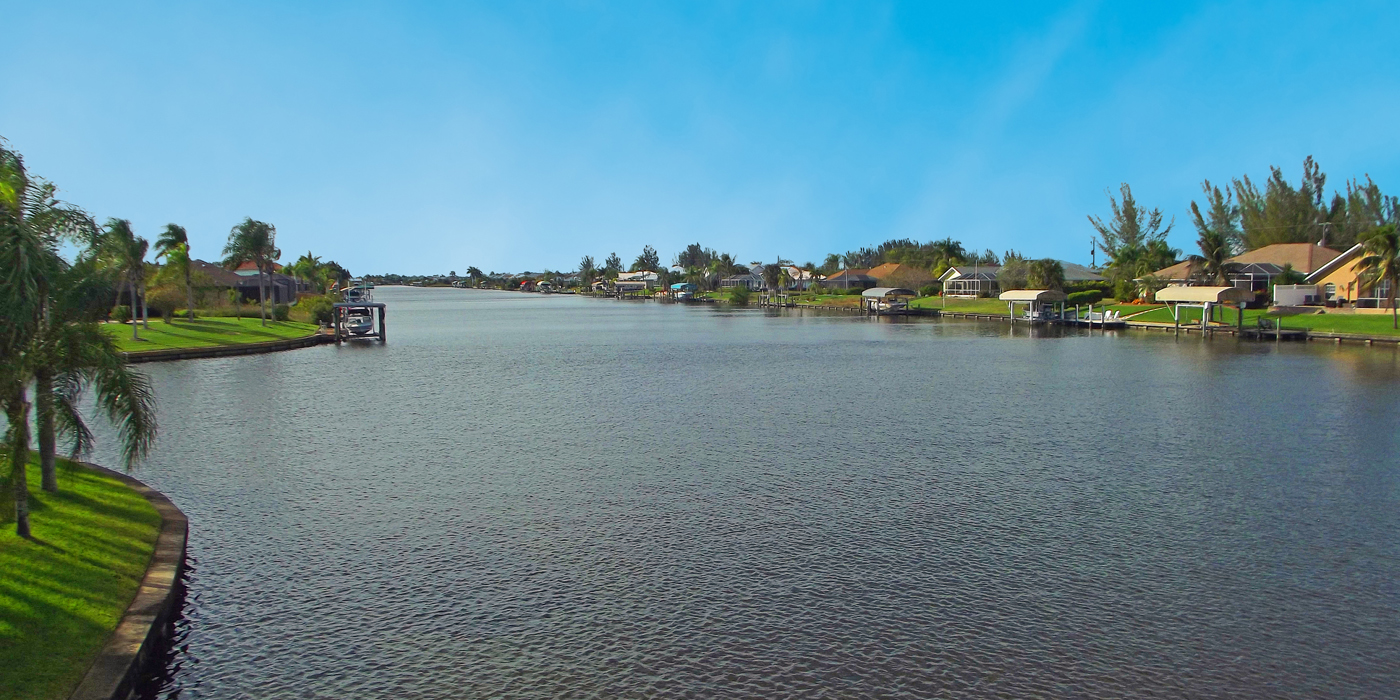 Blick auf einen breiten Wasserkanal im South Gulf cove im östlichen Teil der Rotonda Halbinsel