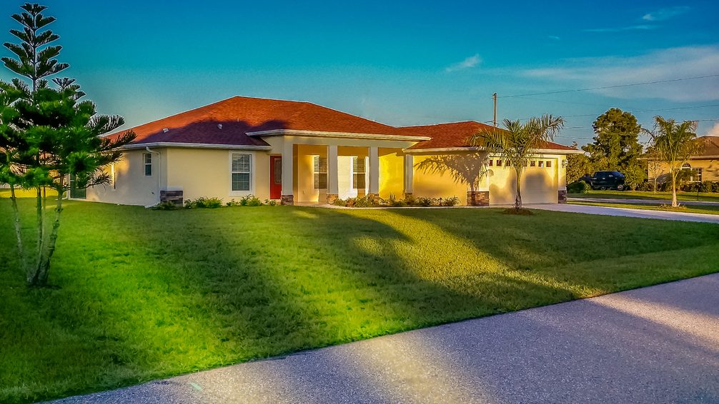 Eine schöne Villa im Sonnenuntergang im Rotonda Circle in Port Charlotte, Südwest Florida
