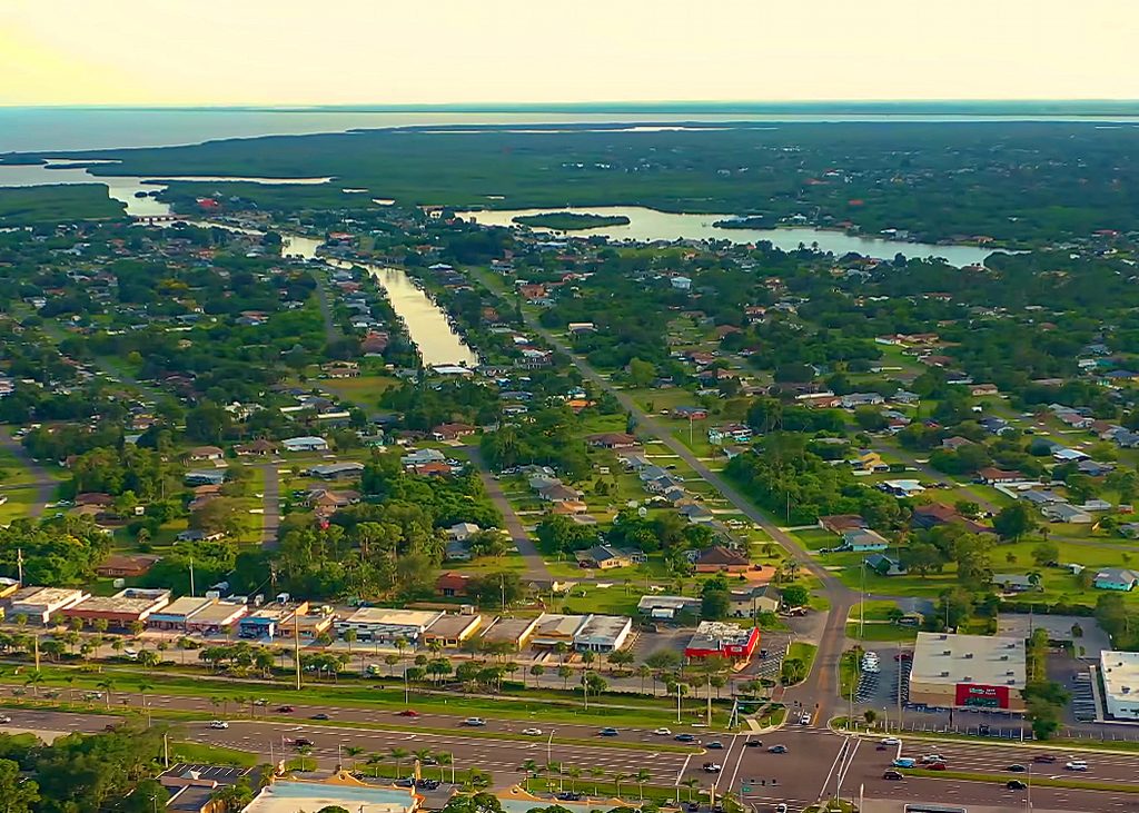 Eine Luftaufnahme von Port Charlotte. Port Charlotte bietet viele neue Attraktionen, welche schon heute und zukünftig Charlotte County sehr positiv prägen.