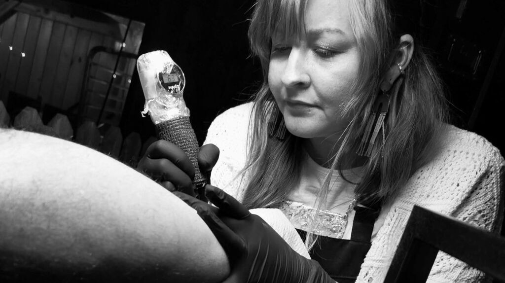 Foto Julia beim tätowieren