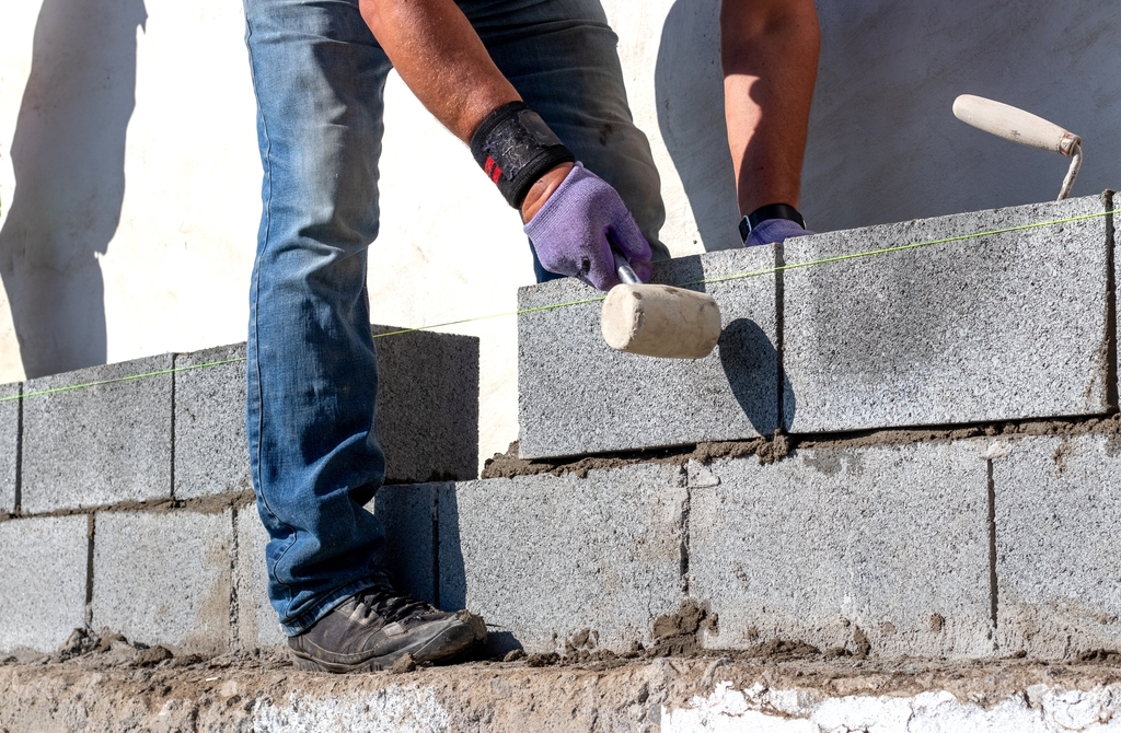 Frau spricht Buchstaben