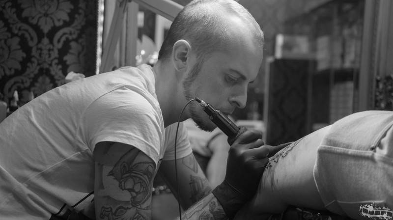 Chris beim tätowieren