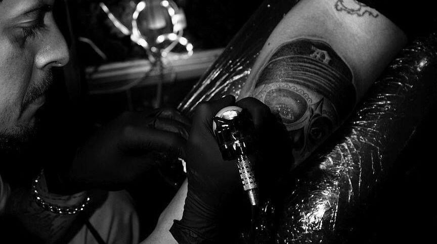 Chris beim tätowieren