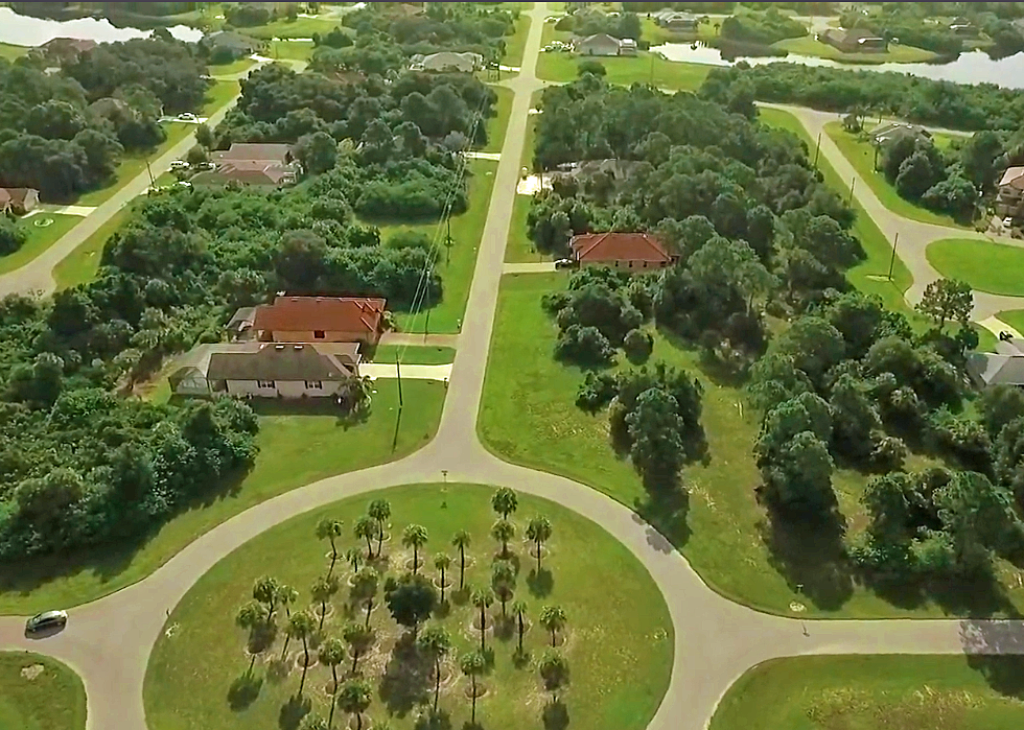 Dieses Bild zeigt eine Luftaufnahme von North Port, im südlichen Teil von Sarasota in direkter Nähe zu Port Charlotte, die von einem großen Wasserkanal durchzogen wird