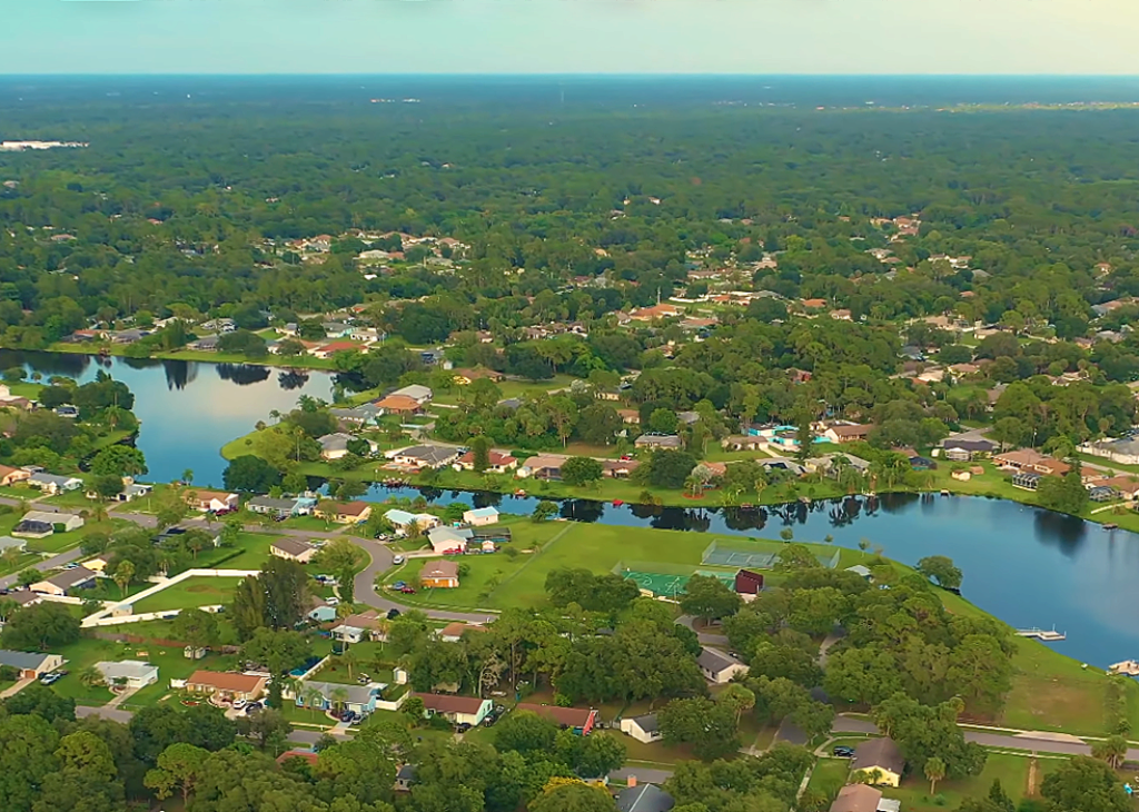 Dieses Bild zeigt eine Luftaufnahme von North Port, im südlichen Teil von Sarasota in direkter Nähe zu Port Charlotte, die von einem großen Wasserkanal durchzogen wird