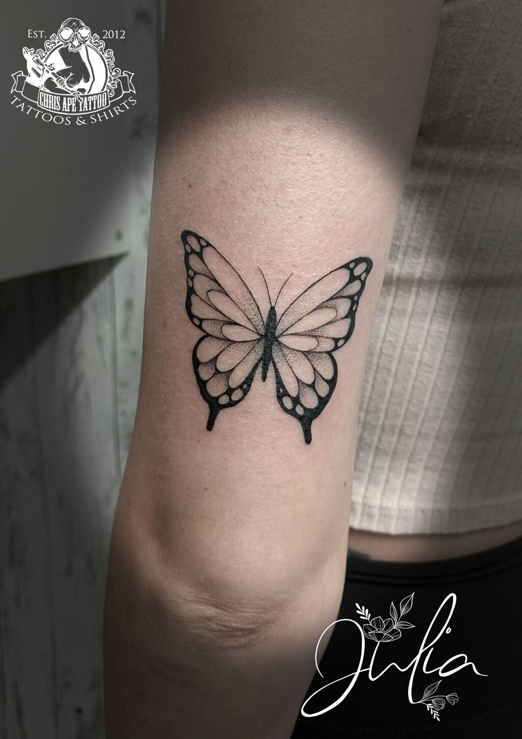 Chris beim tätowieren von Greckoe den Rapper