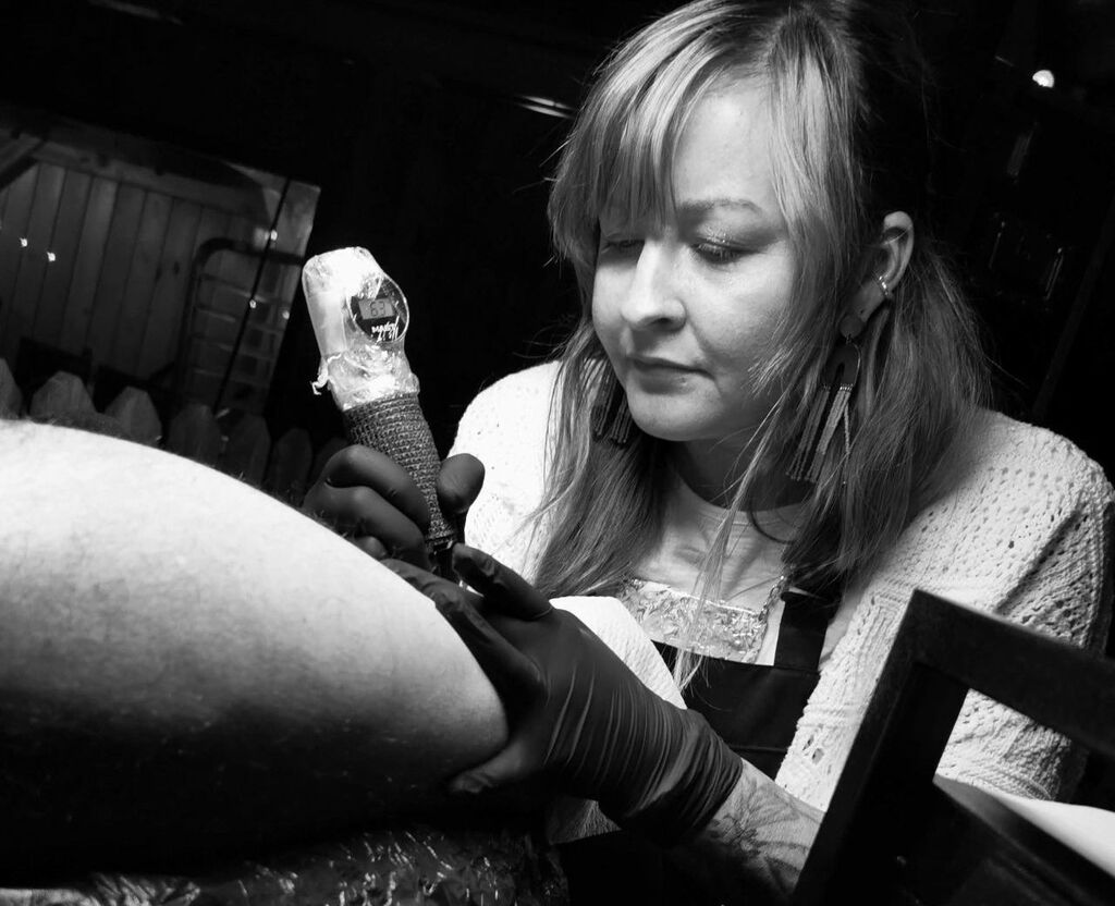 Julia konzentriert beim arbeiten