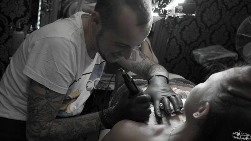 Chris Ape Tattoo stechen