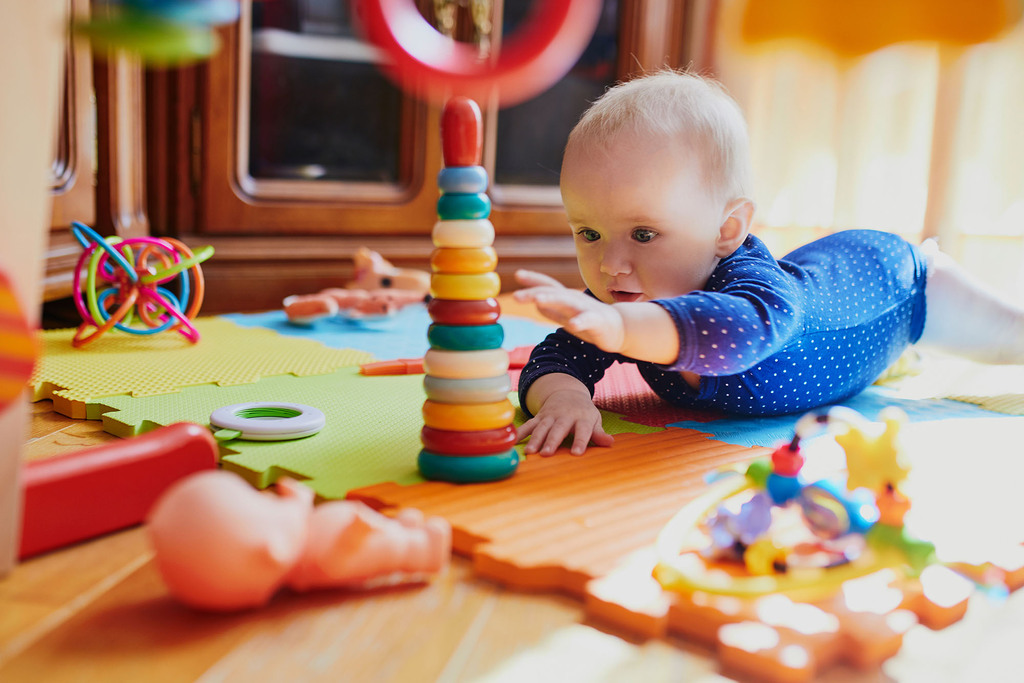 Kleiner Junge spielt mit Stecktürmen