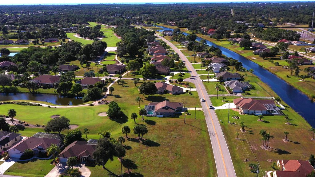 Blick auf eine wunderschöne Wohnsiedlung im Rotonda Circle, die direkt an einem Golfplatz grenzt