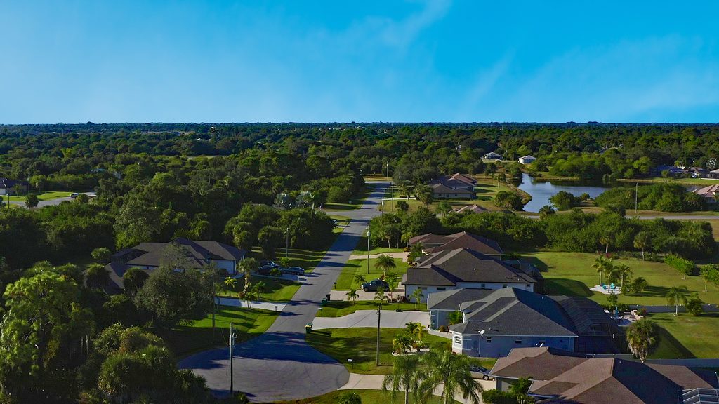 Ein Blick auf Rotonda Heights. Ein relativ neues Baugebiet nordwestlich des Rotonda Circle. Sehr beliebt speziell für Menschen, die ruhig und auf großen, voll erschlossenen Grundstücken leben wollen. 