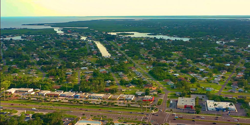 Eine Luftaufnahme von Port Charlotte. Port Charlotte bietet viele neue Attraktionen, welche schon heute und zukünftig Charlotte County sehr positiv prägen.