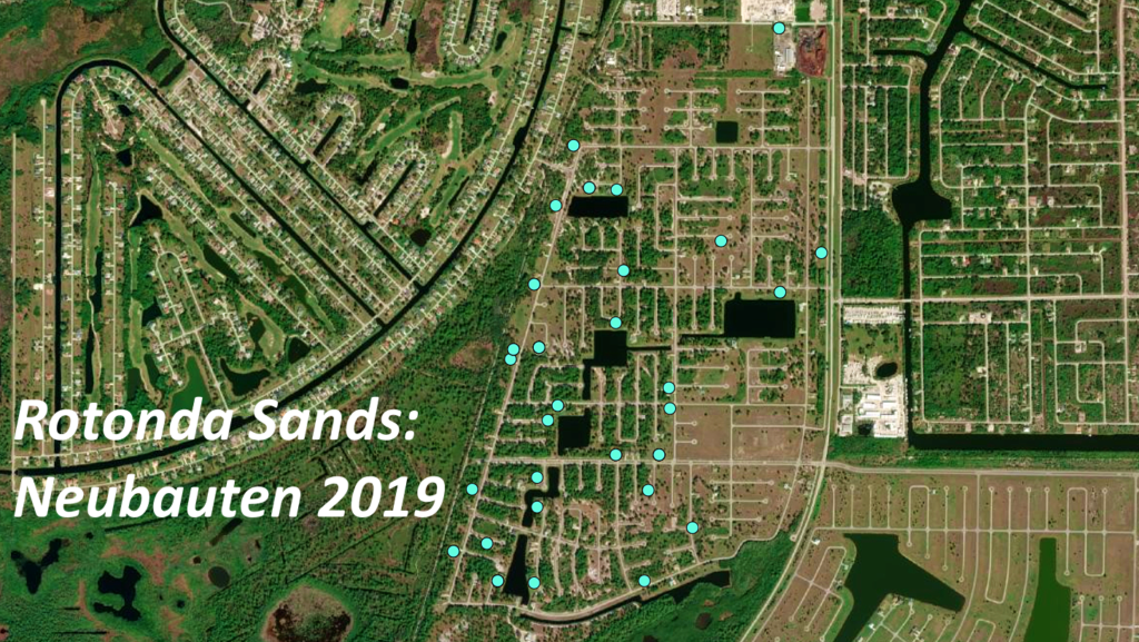 Blick auf eine wunderschöne Wohnsiedlung im Rotonda Circle, die direkt an einem Golfplatz grenzt