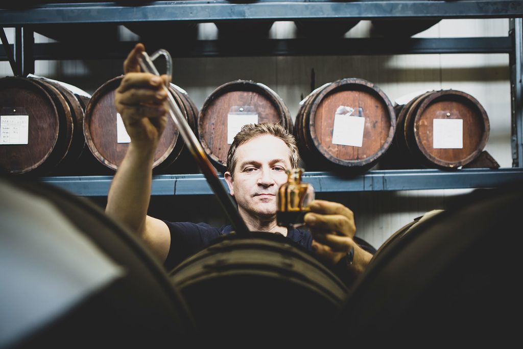 Balsamico Essig wird aus Fässern abgefüllt