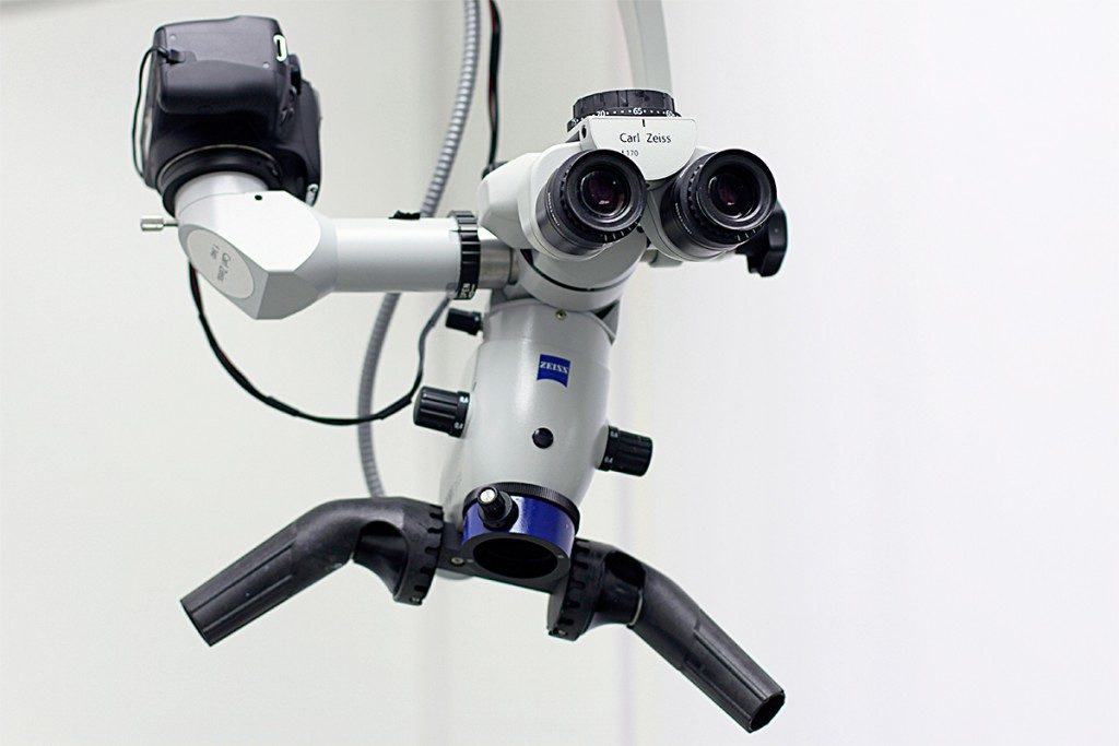 Bei einer Wurzelbehandlung kommt das Dentalmikroskop zum Einsatz