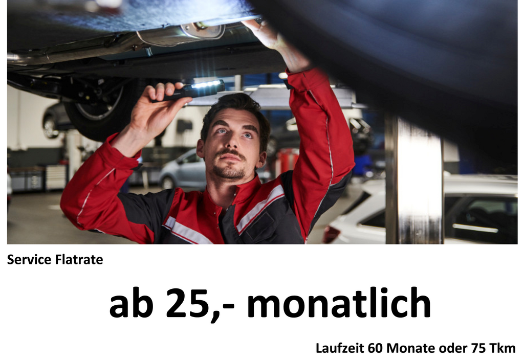 Ein Mann der etwas unter einem Auto kontrolliert