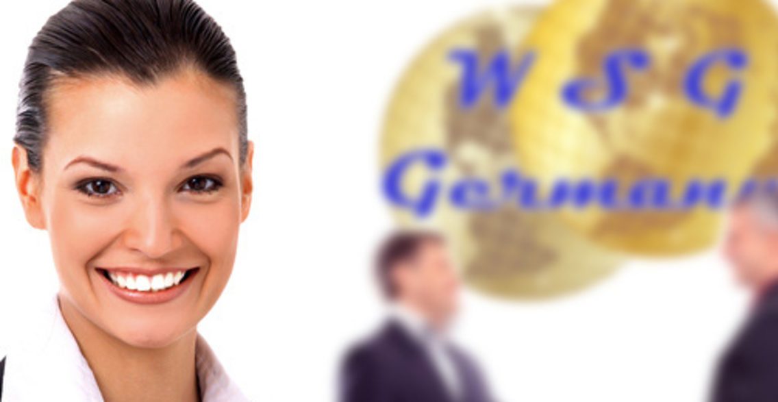 junge lächelnde Geschäftsfrau im Vordergrund und zwei Geschäftsmänner im Hintergrund, die sich vor einem WSG-Germany Logo begrüßen