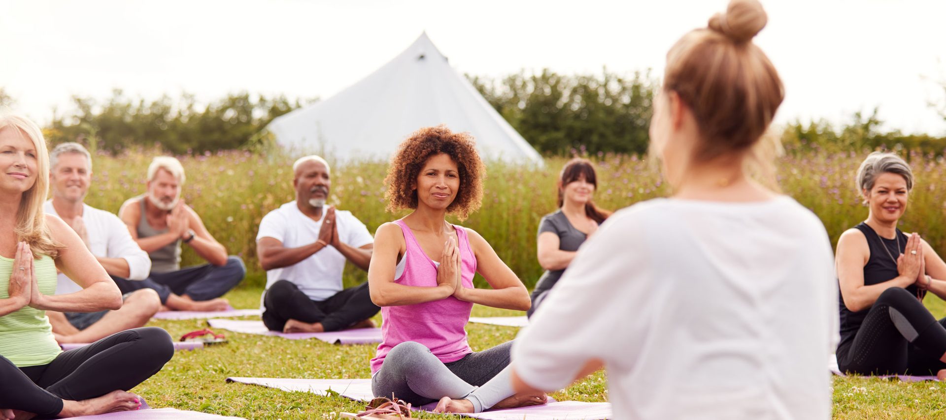 Yogagruppe auf Yoga-Event