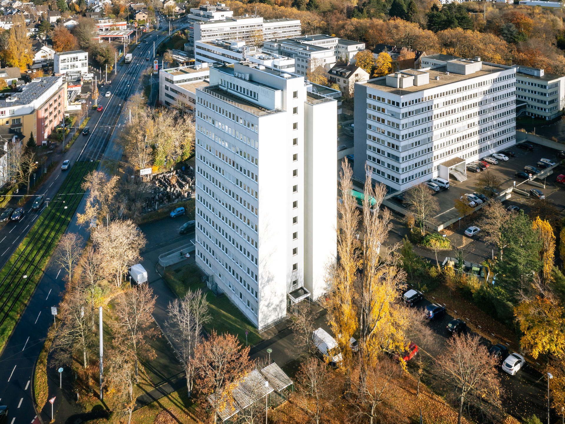 Drohnenaufnahme einer ansprechenden und klassischen Bürogebäude in Köln