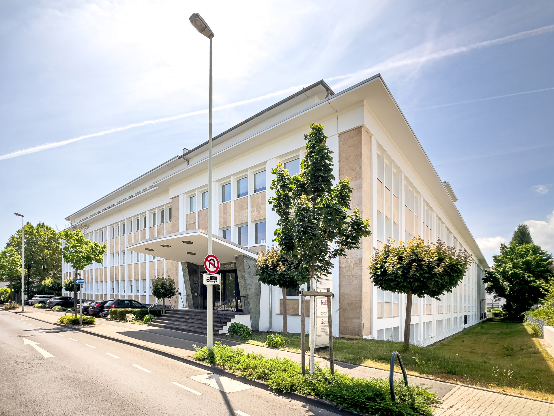 Drohnenaufnahme einer ansprechenden und klassischen Bürogebäude in Köln