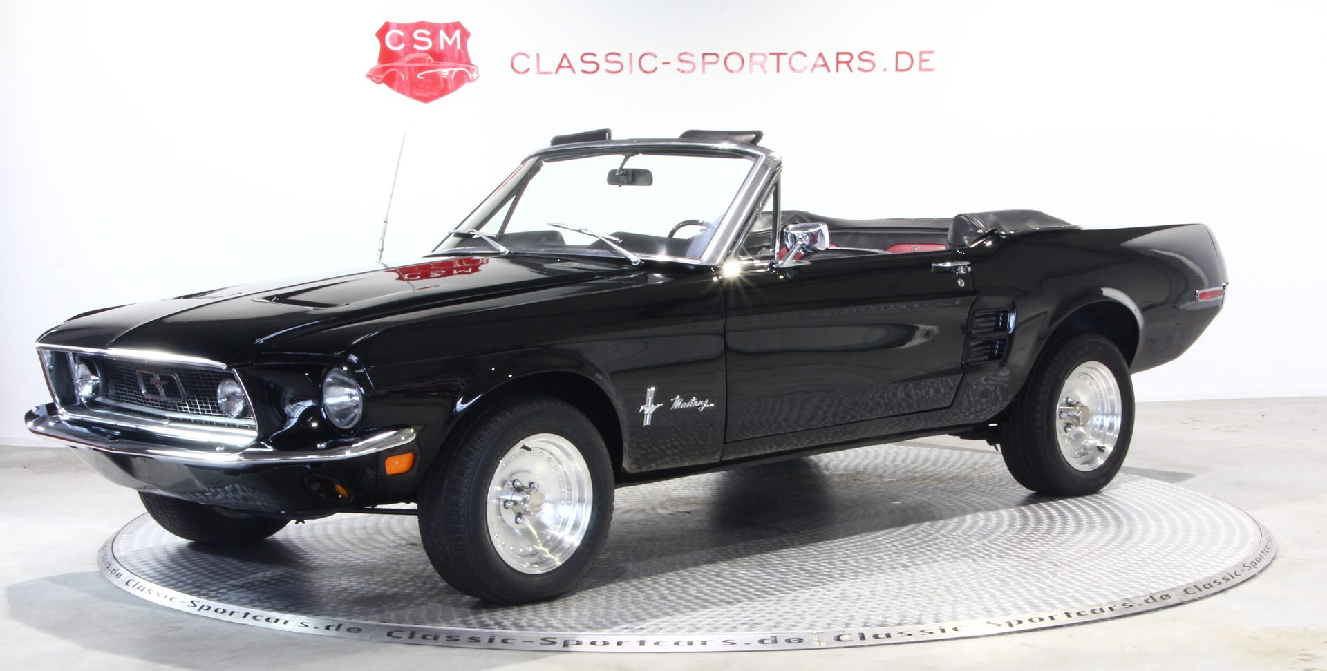 Klassischer Ford Mustang Coupe in Dunkelblau.