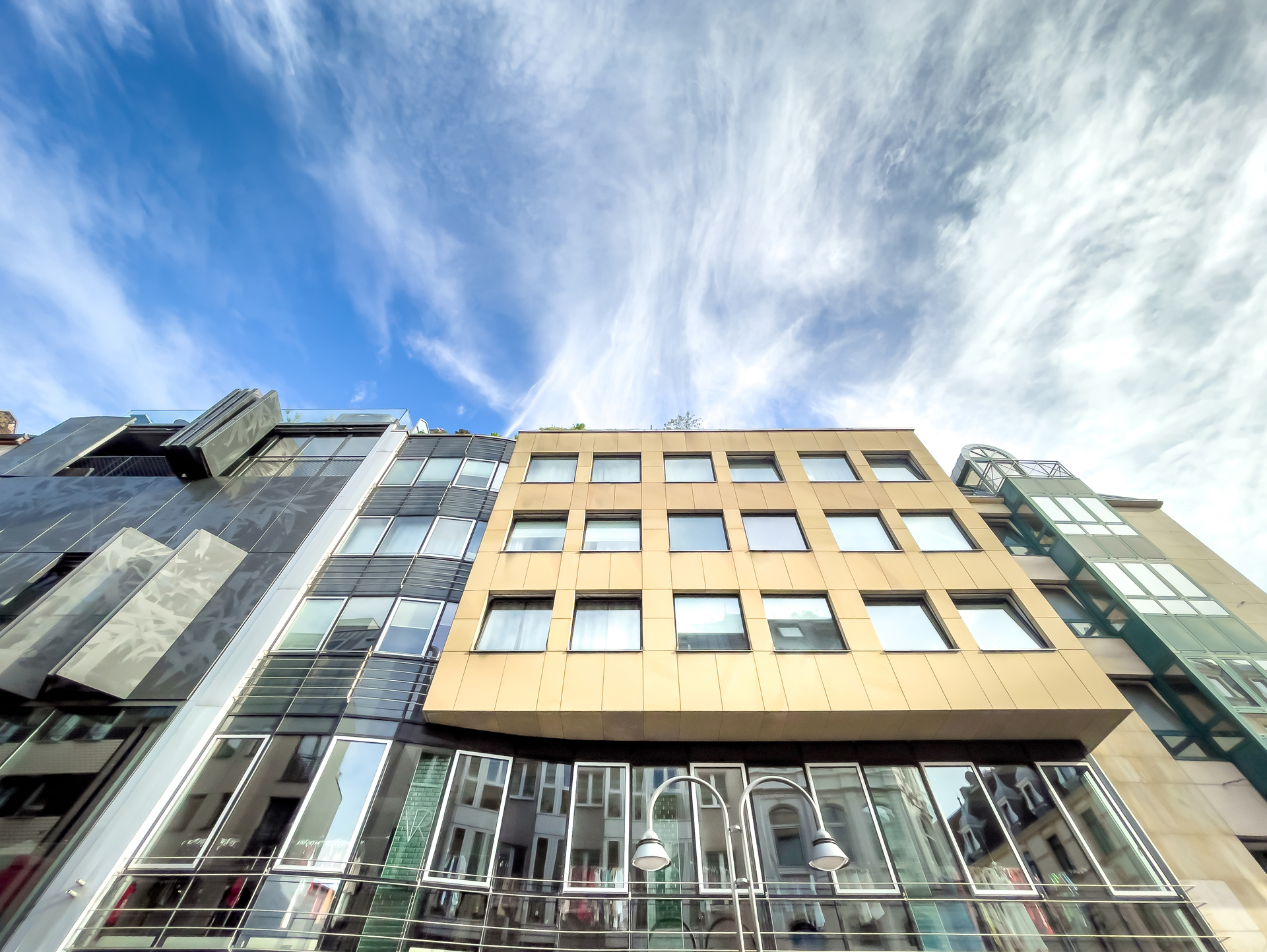 Drohnenaufnahme einer ansprechenden und klassischen Bürogebäude in Köln