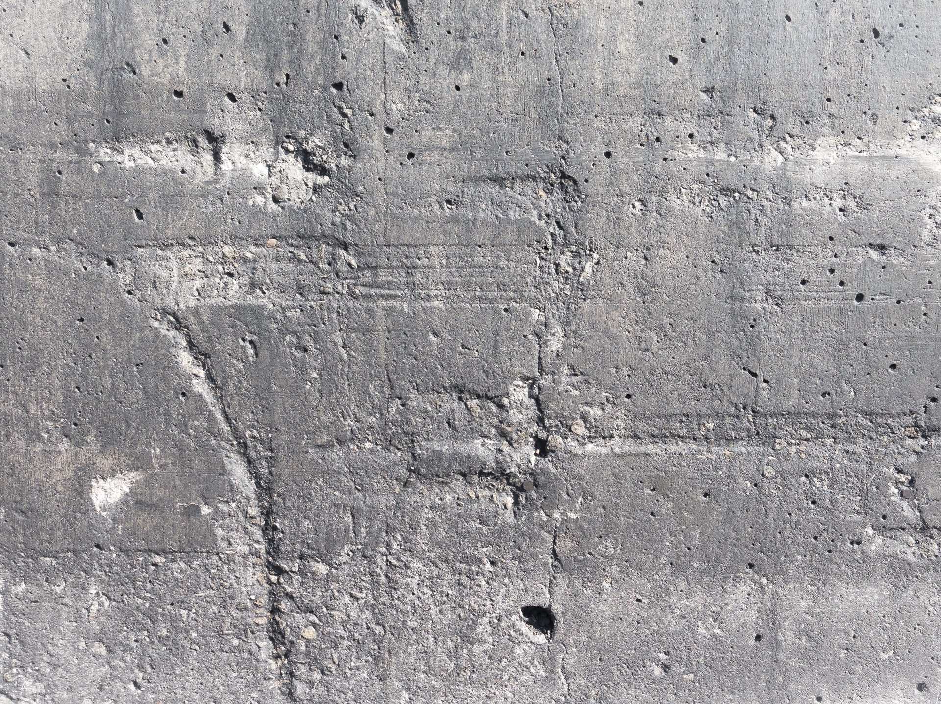 Drohnenaufnahme eines modernen Fachmarktzentrums mit großem Parkplatz und viel Grünflächen