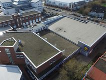 Drohnenbild eines stark frequentiertes Fachmarktzentrum aus Anfang der 90er Jahre in Erftstadt