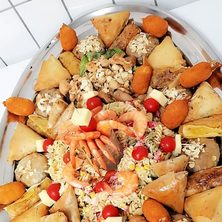 Salatplatte mit Blätterteig, Hähnchen und Gambas