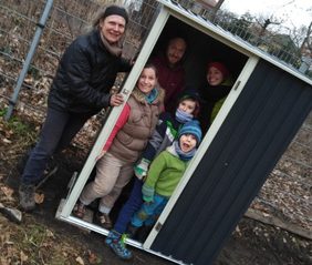 Der Geräteschuppen ist aufgebaut.