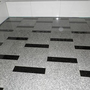 Granitfliesen mit Einleger