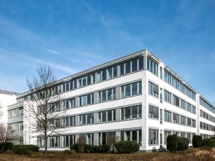 Hochwertige und großzügige Außenansicht einer großen sowie modernen Büroimmobilie