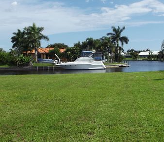 Blick auf einen Wasserkanal mit Yacht auf der Rotonda Halbinsel in Port Charlotte von einem Baugrundstück