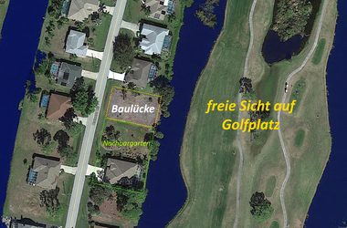 Luftaufnahme der Baulücke eines Baugrundstücks an der Grenze zu einem Wasserkanal an einem Golfplatz im Rotonda Circle in Charlotte County