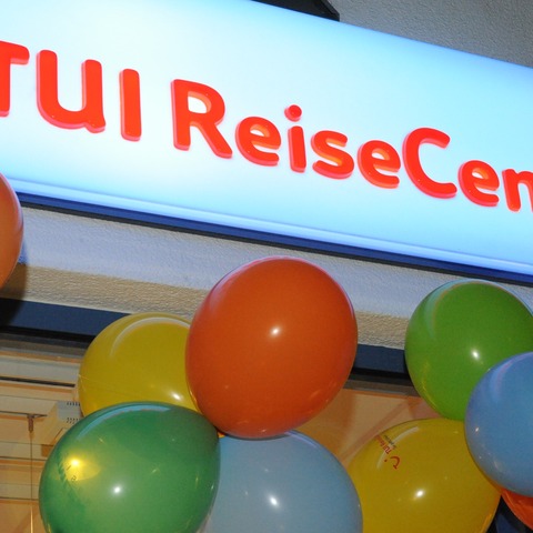 TUI Reisecenter von außen mit Ballons