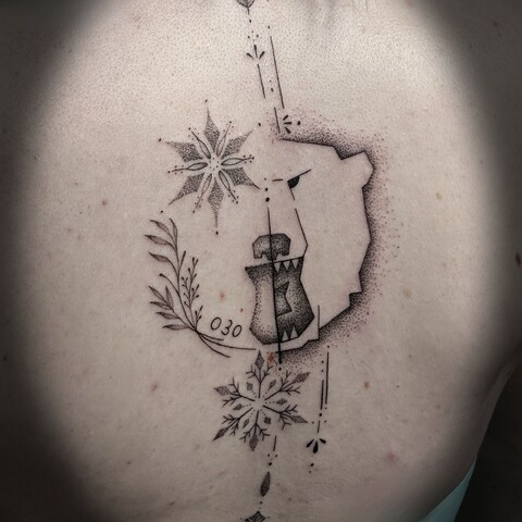fineline-gemetric-dotwork-tattoo-berlin-berliner-eisbären-schneeflocke