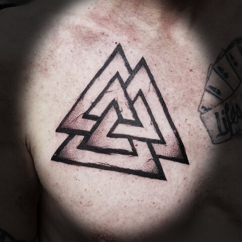 geoemtric-blackwork-tattoo-berlin-dreiecke