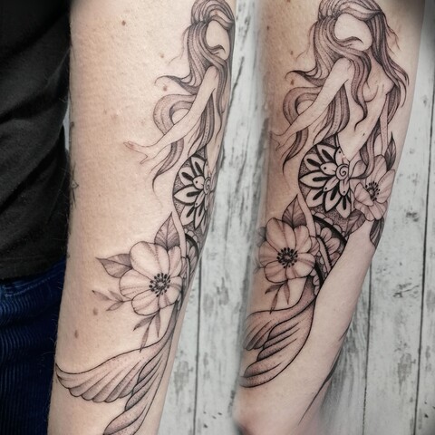 geometric-mandala-tattoo-berlin-meerjungfrau-mit-blumen