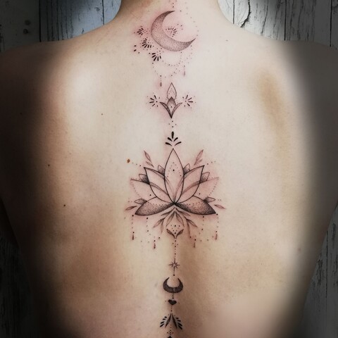 geometric-dotwork-mandala-tattoo-berlin-lotus-mond