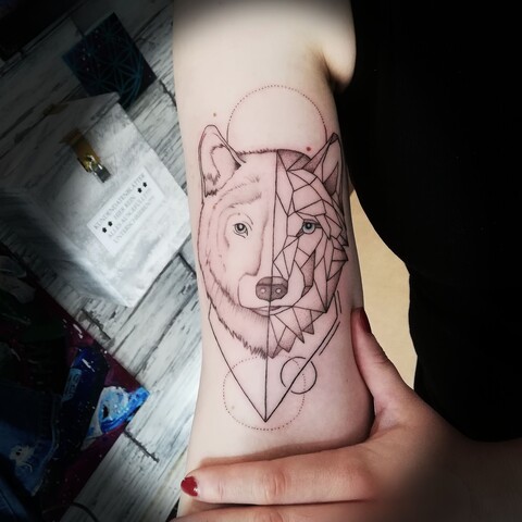 mandala-geometric-dotwork-tattoo-berlin-wolf