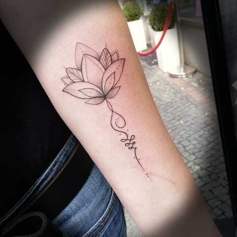 gemoetric-dotwork-tattoo-berlin-lotus-unalome