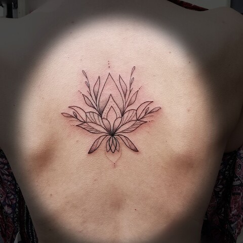 fineline-linework-dotwork-tattoo-berlin-lotusblume