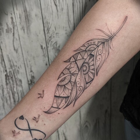 fineline-geoemtric-dotwork-tattoo-berlin-feder