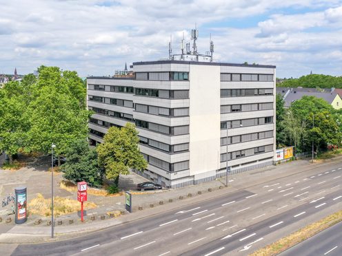 Drohnenaufnahme einer ansprechenden und klassischen Bürogebäude in Köln