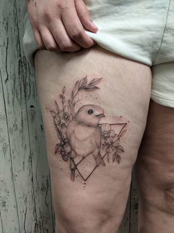 ein schöner fineline Vodel von Julia auf dem Oberschenkel tätowiert