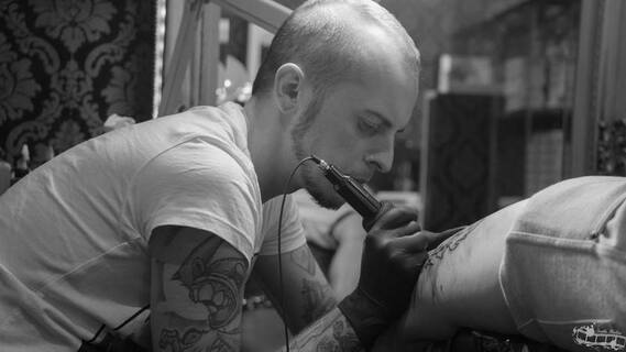 Chris konzentriert beim tätowieren