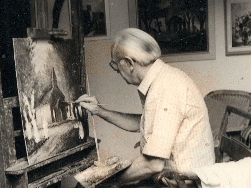 Karl Behre an seiner Staffelei in seinem Atelier.