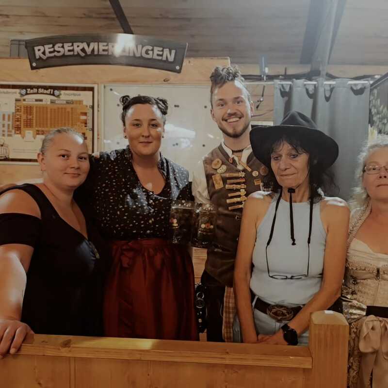 Da hat sich der Kellner ins Bild geschmuggelt ;) denn Frauen von uns hat es andscheinden nichts ausgemacht