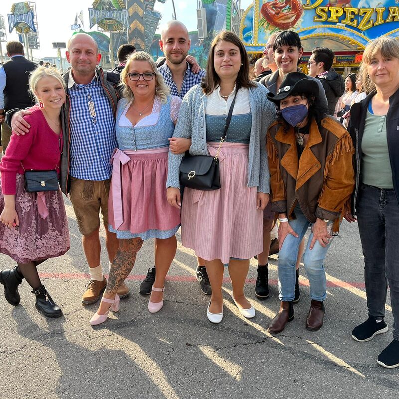 Alle gemeinsam auf dem Oktoberfest. Endlich mal wieder nach Corona ausgelassen feiern.