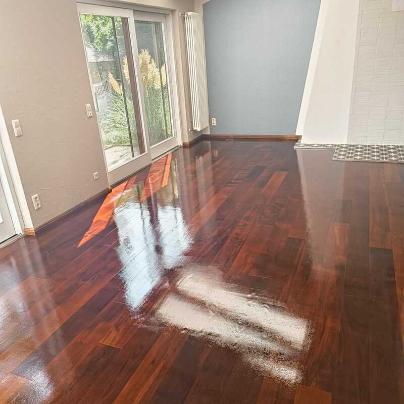 Paketboden abgeschliffen und neu versiegelt